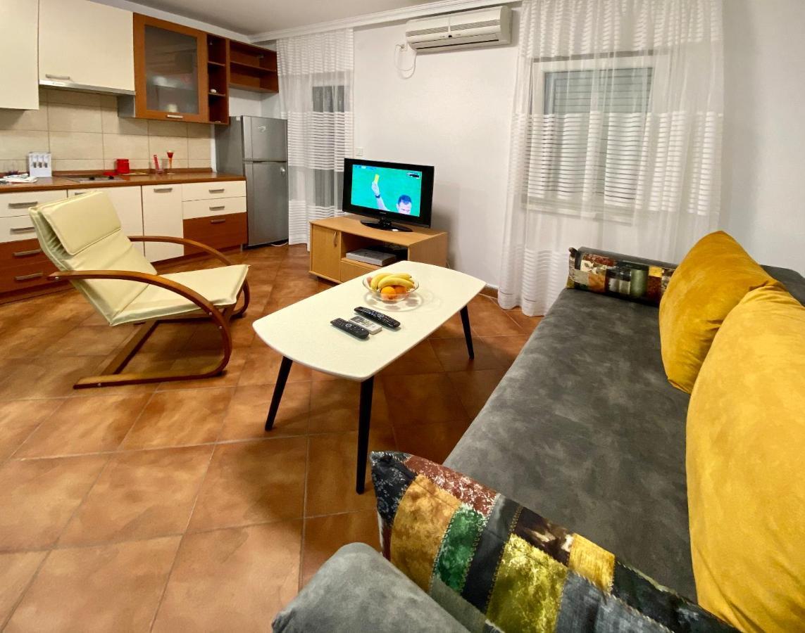 Family Beachfront Apartment Petrovac Exteriör bild