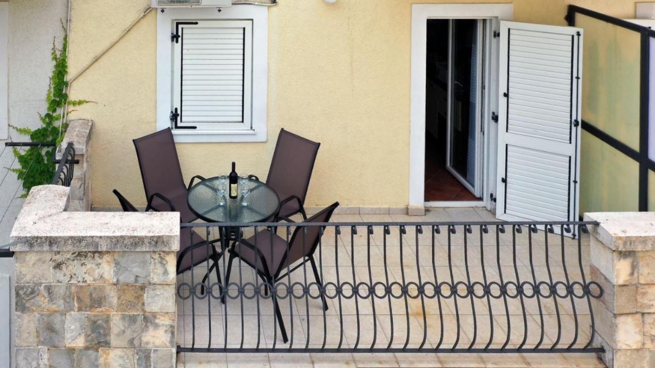 Family Beachfront Apartment Petrovac Exteriör bild