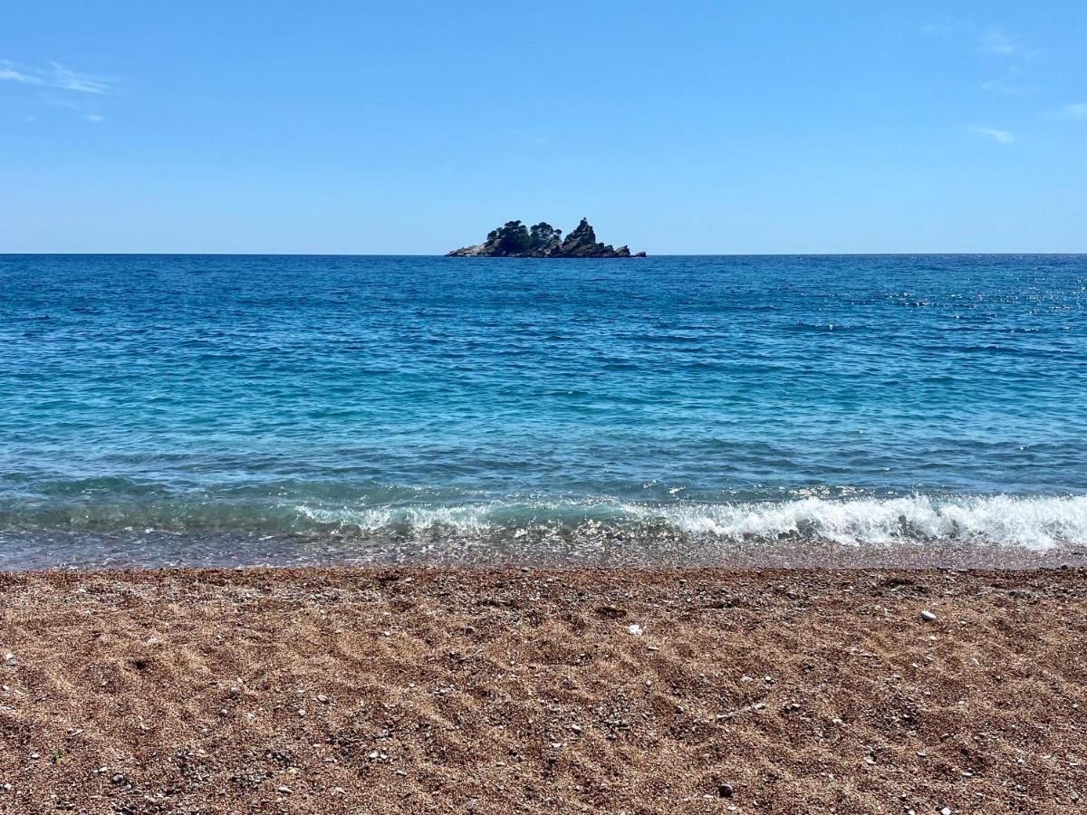 Family Beachfront Apartment Petrovac Exteriör bild